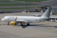 EC-LVU @ VIE - Vueling Airbus A320 - by Thomas Ramgraber