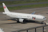 JA8985 @ RJTT - Push-back for JAL B772 - by FerryPNL