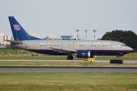 N335UA @ CYYZ - United B733 taxying. - by FerryPNL