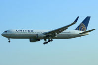 N669UA @ LEBL - Landing - by micka2b