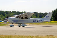 SE-LZT @ ESKB - SE-LZT   Cessna 172S Skyhawk SP [172S-9298] Stockholm-Barkarby~SE 07/06/2008 - by Ray Barber