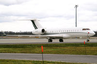 M-ULTI @ LOWW - private Bombardier Global Express XRS - by Thomas Ramgraber