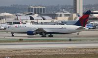 N129DL @ KLAX - LAX 2015 - by Florida Metal