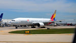 HL7791 @ KORD - Taxi O'Hare - by Ronald Barker
