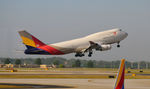 HL7415 @ KATL - Takeoff Atlanta - by Ronald Barker