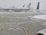 N122UA @ KORD - United B744, Boeing 747-422, N122UA, de-icing at ORD during snowstorm - by Mark Kalfas