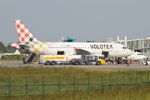 EC-MTC @ LFRB - Airbus A319-111 Boarding ramp, Brest-Bretagne airport (LFRB-BES) - by Yves-Q