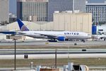 N786UA @ KLAX - B772 United Airlines Boeing 777-222 N786UA UAL2533 LAX-IAD - by Mark Kalfas