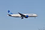 N212UA @ KORD - B772 United Airlines Boeing 777-222  N212UA UAL2475 MCO-ORD - by Mark Kalfas