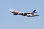 N220UA @ KORD - B772 United Airlines Boeing 777-222 N220UA UAL 1755 ORD-SFO - by Mark Kalfas