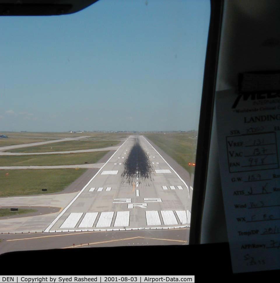 Denver International Airport (DEN) - N27MJ on finals at runway 35R
