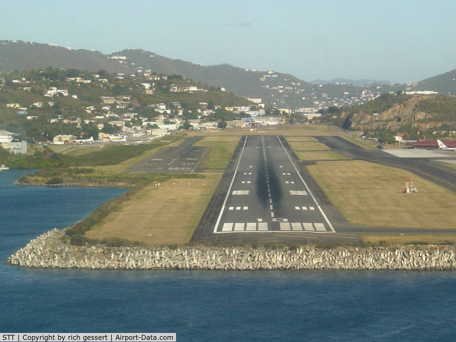 Cyril E King Airport (STT) - Cyril E. King approach (St. Thomas) closer!