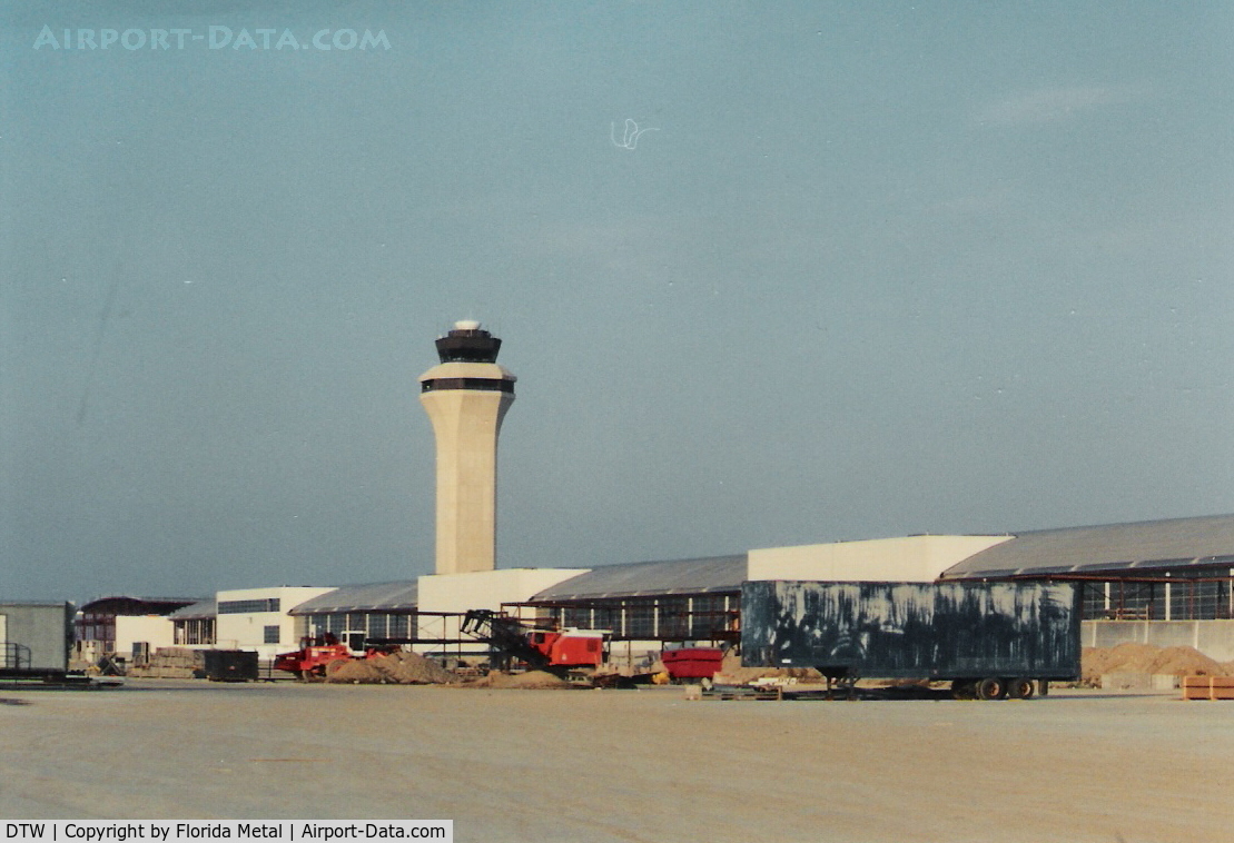 Detroit Metropolitan Wayne County Airport (DTW) - Mac Terminal Construction 2000