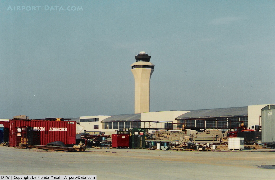 Detroit Metropolitan Wayne County Airport (DTW) - Midfield Terminal construction 2000