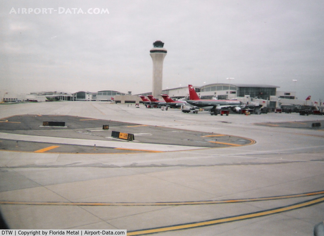 Detroit Metropolitan Wayne County Airport (DTW) - DTW 2002