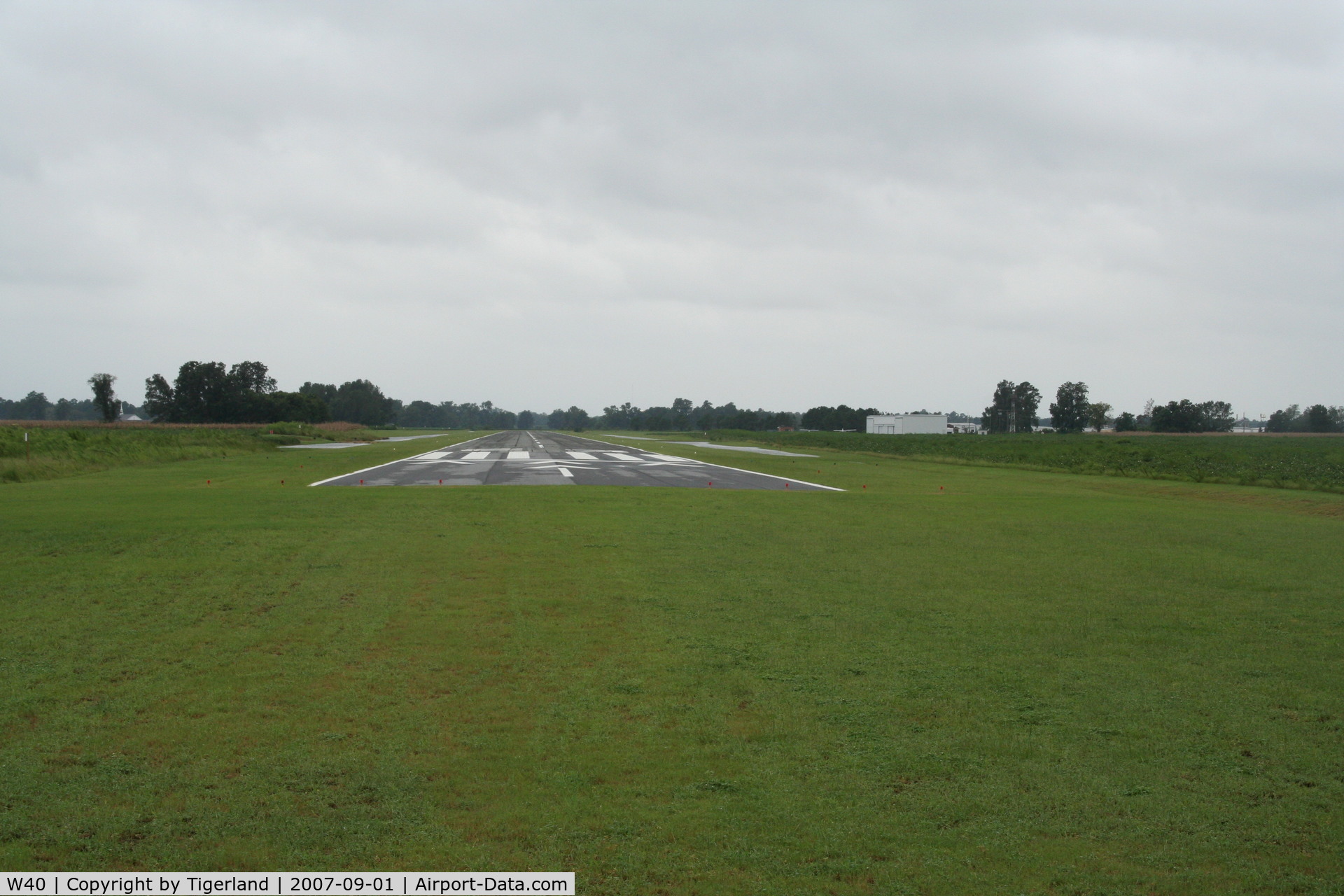 Mount Olive Municipal Airport (W40) - The staff of Bass Avation were friendly.  This is a nice counrty airport.