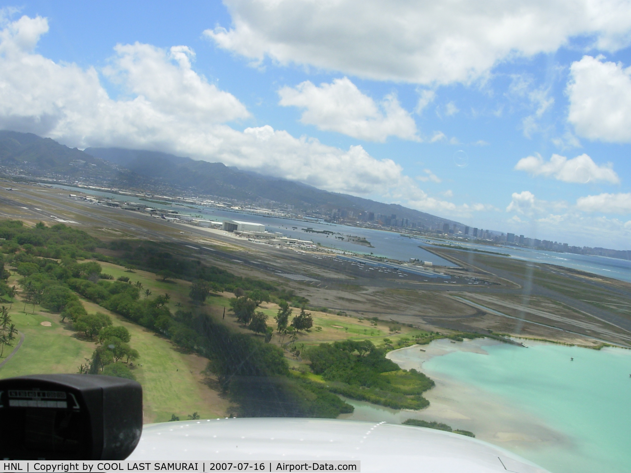 Honolulu International Airport (HNL) - Cessna172SP HNL Rwy4L short final approach