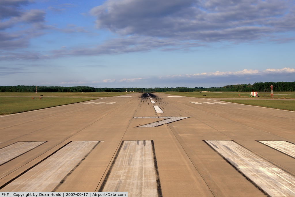 Newport News/williamsburg International Airport (PHF) - RWY 7 at Newport News/Williamsburg Int'l Airport.