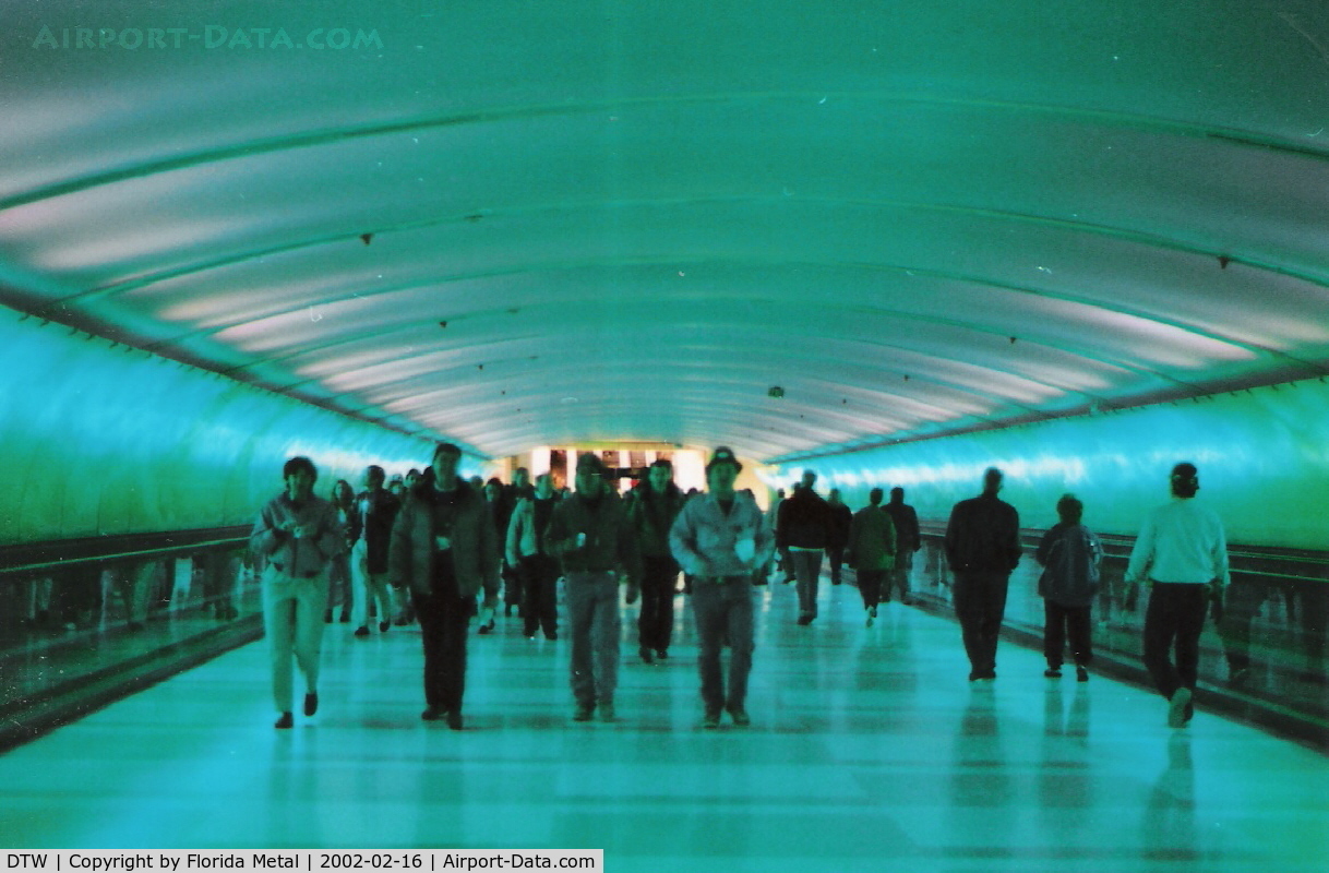 Detroit Metropolitan Wayne County Airport (DTW) - light tunnel