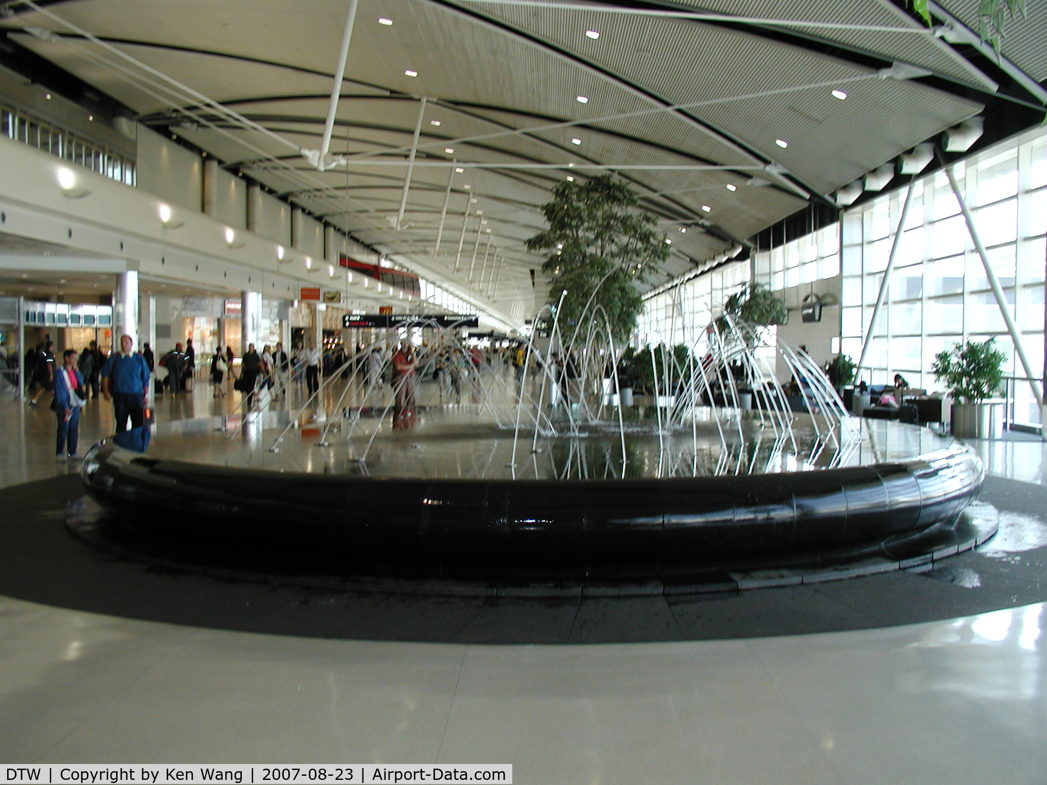 Detroit Metropolitan Wayne County Airport (DTW) - Water feature located at the center of DTW terminal