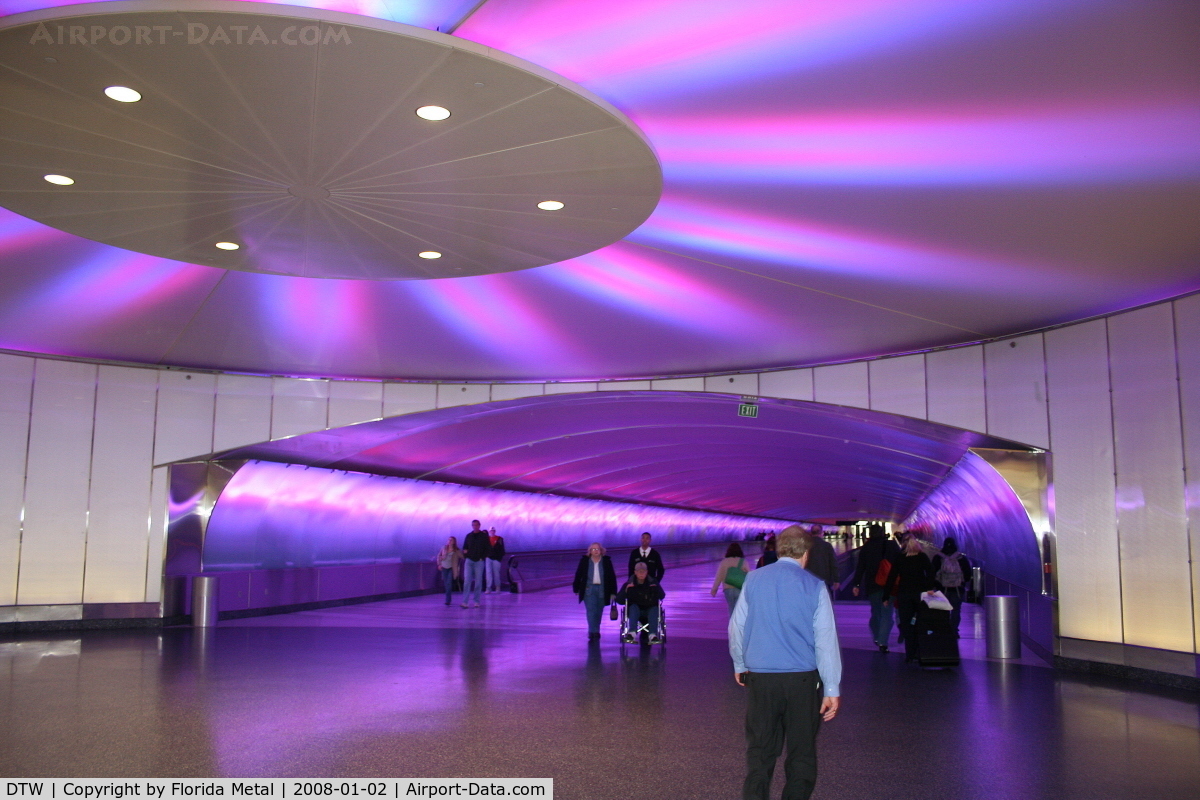Detroit Metropolitan Wayne County Airport (DTW) - Light tunnel between Concourse A and B