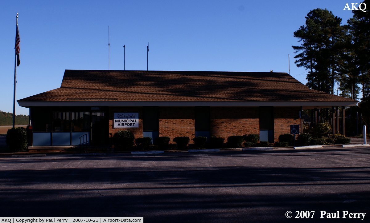 Wakefield Municipal Airport (AKQ) - THE building at Wakefield