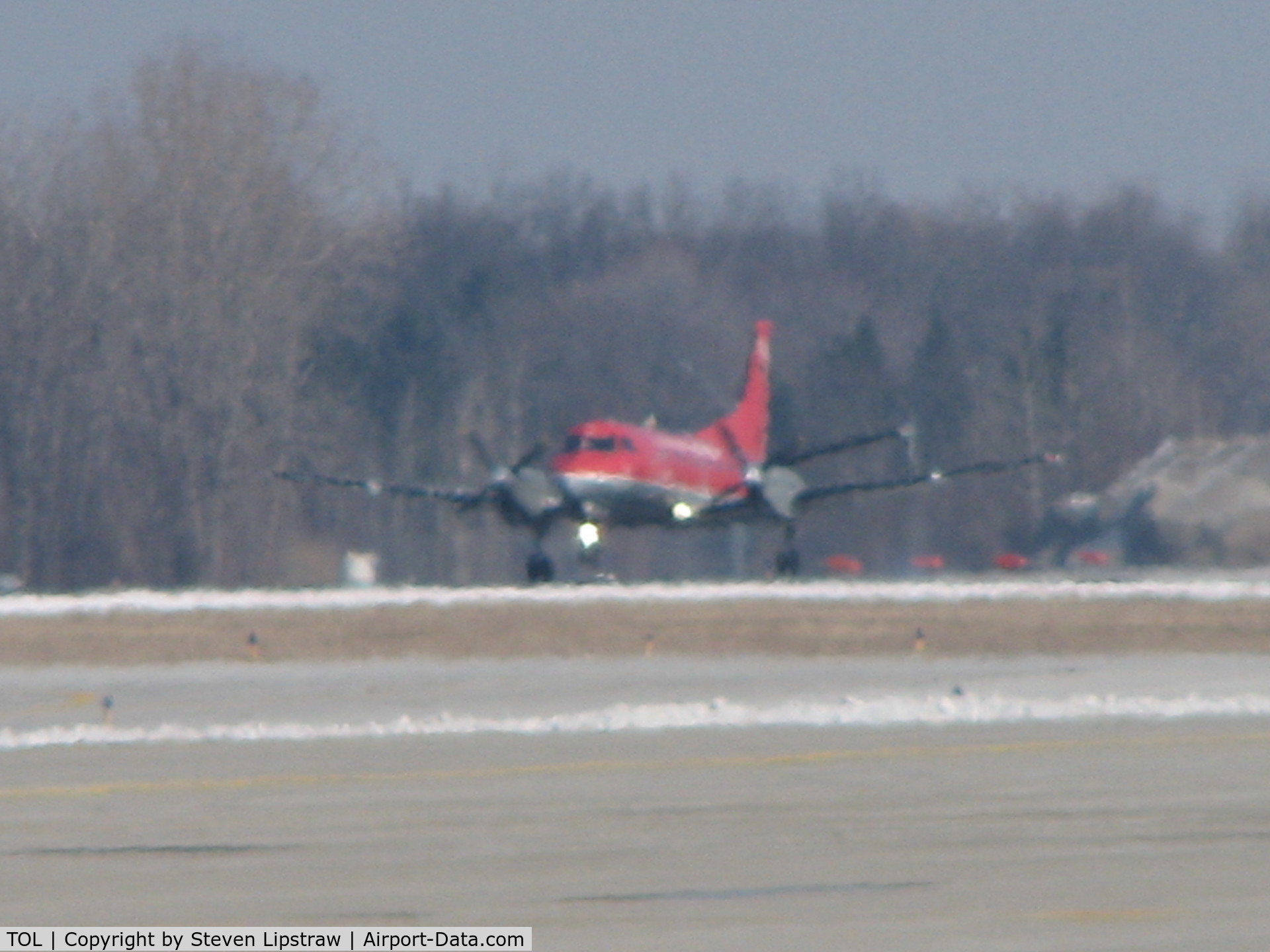 Toledo Express Airport (TOL) - Northwest Airlink Saab 340 landin