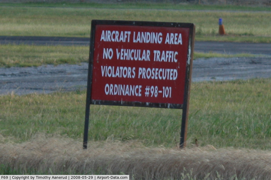 Air Park-dallas Airport (F69) - Don't drive over the runway!