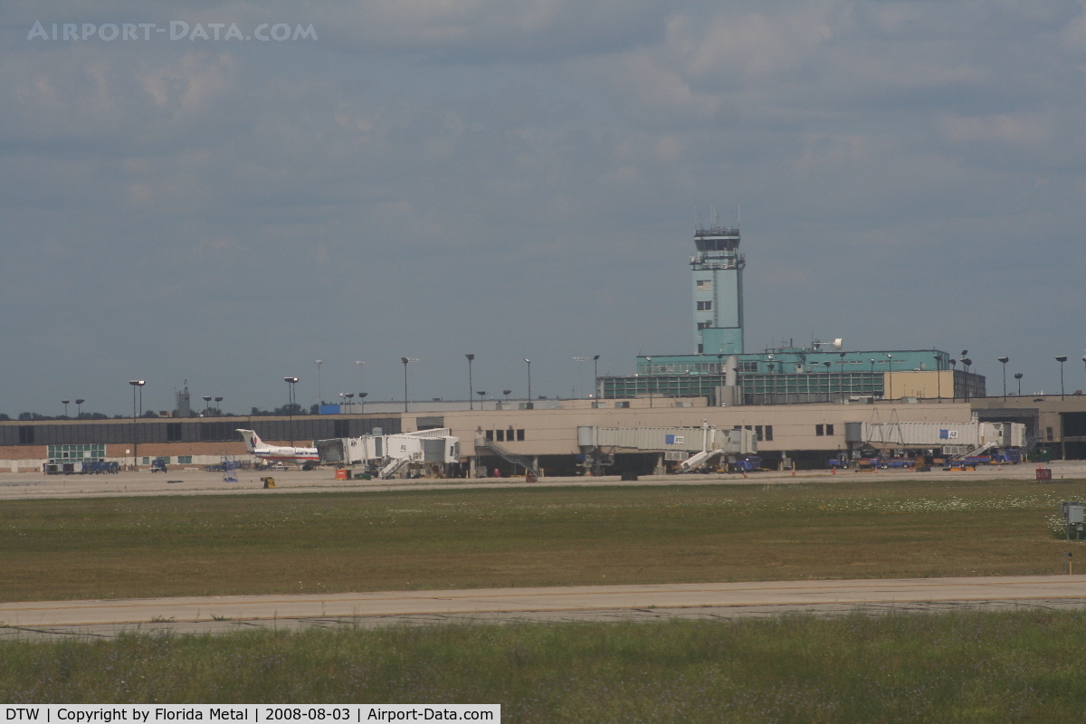 Detroit Metropolitan Wayne County Airport (DTW) - Smith Terminal