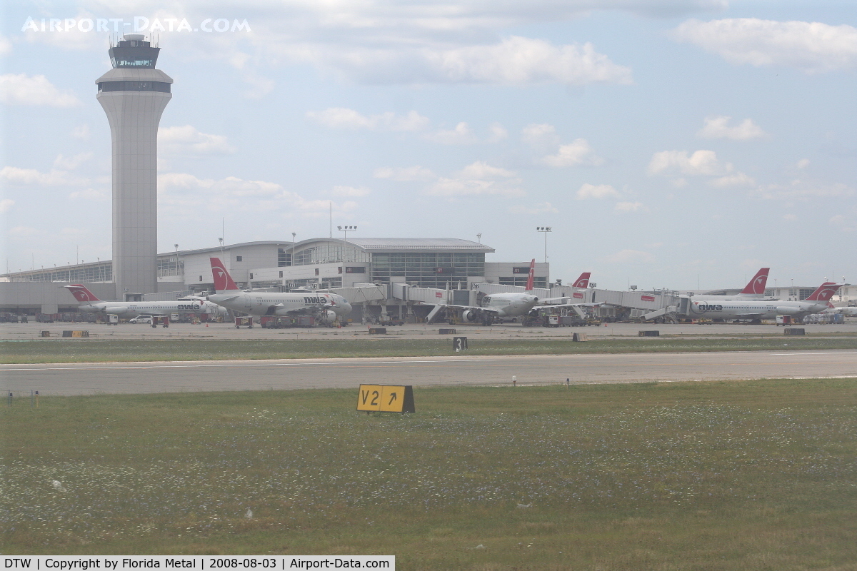 Detroit Metropolitan Wayne County Airport (DTW) - McNamara Terminal and tower seen taxiing to Smith Terminal