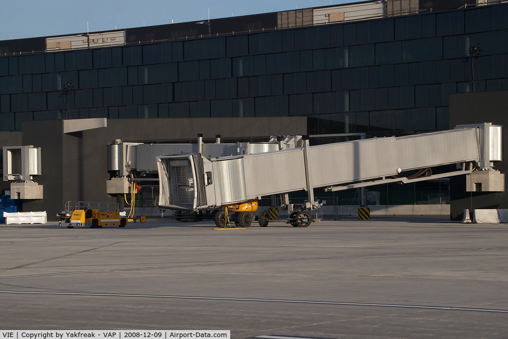 Vienna International Airport, Vienna Austria (VIE) - Air bridges beeing istalled on the Skylink terminal