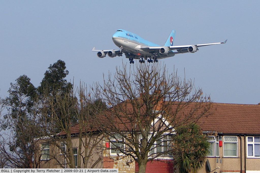 London Heathrow Airport, London, England United Kingdom (EGLL) - The view from Myrtle Avenue gives close ups of landings on Heathrow 27L