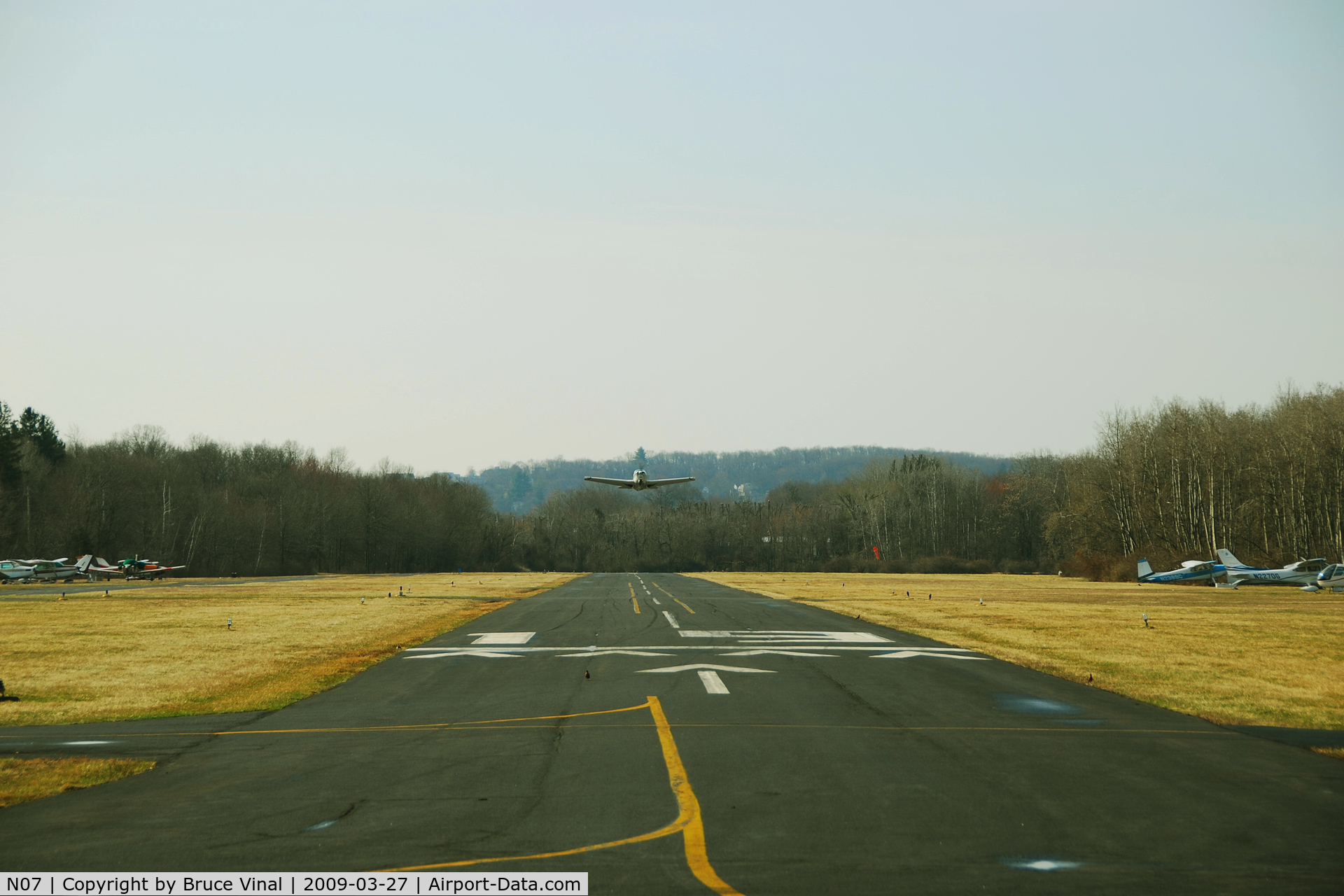 Lincoln Park Airport (N07) - N415JL Heads into the wind
