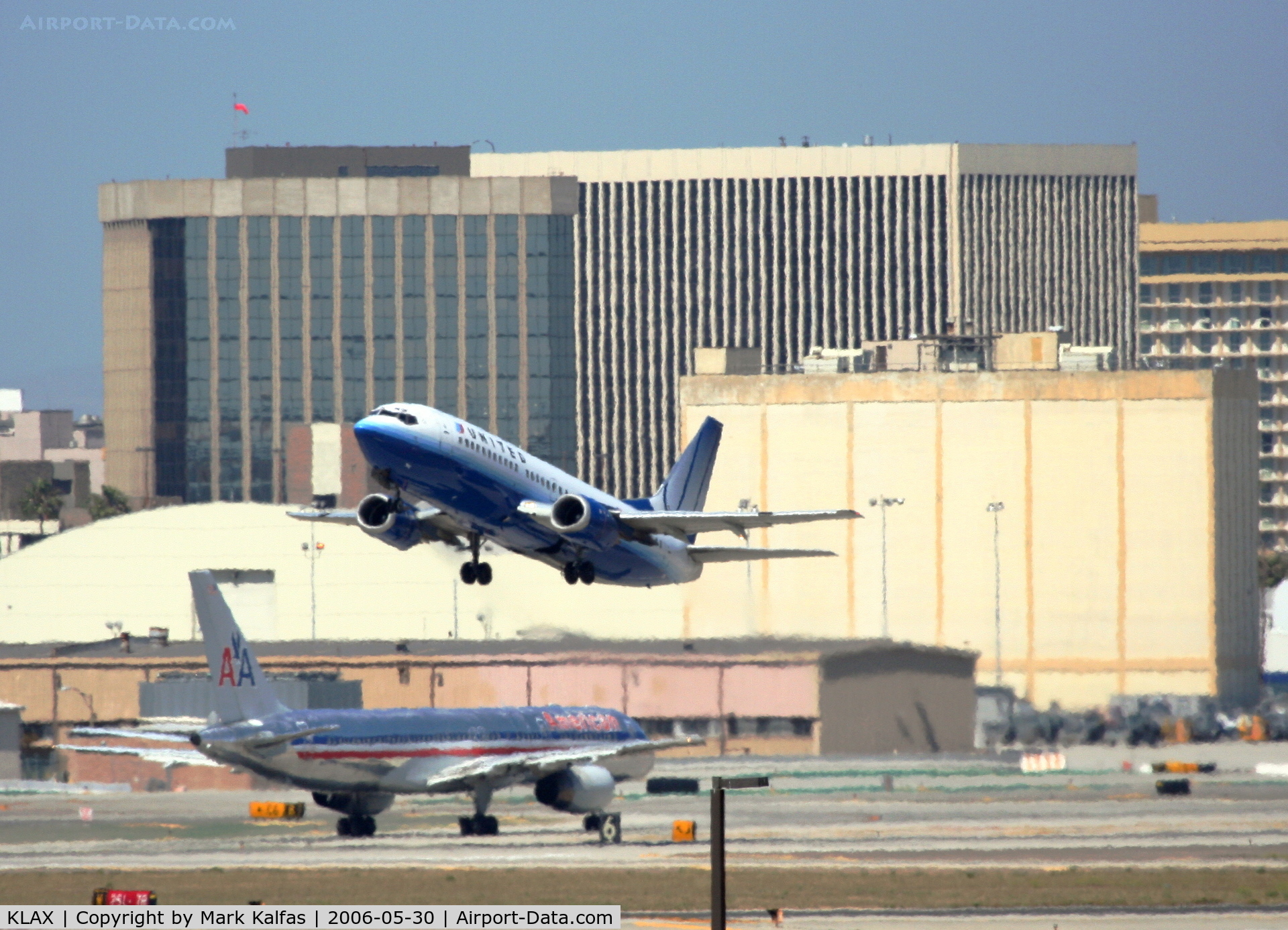 Los Angeles International Airport (LAX) - United Airlines 737-500 climbing out on 25R KLAX