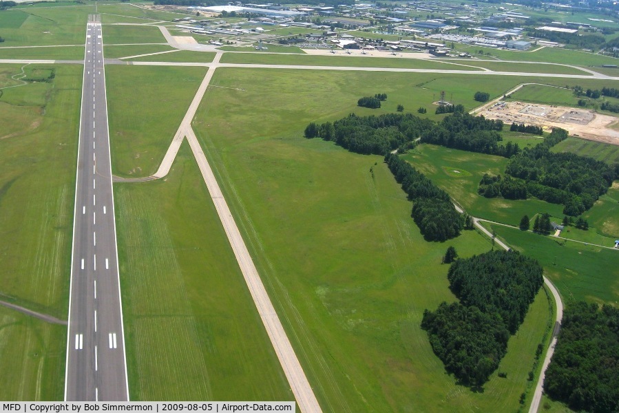 Mansfield Lahm Regional Airport (MFD) - Looking down RWY 14