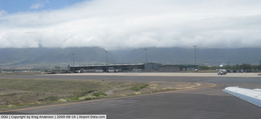 Kahului Airport (OGG) - The cargo ramp at OGG