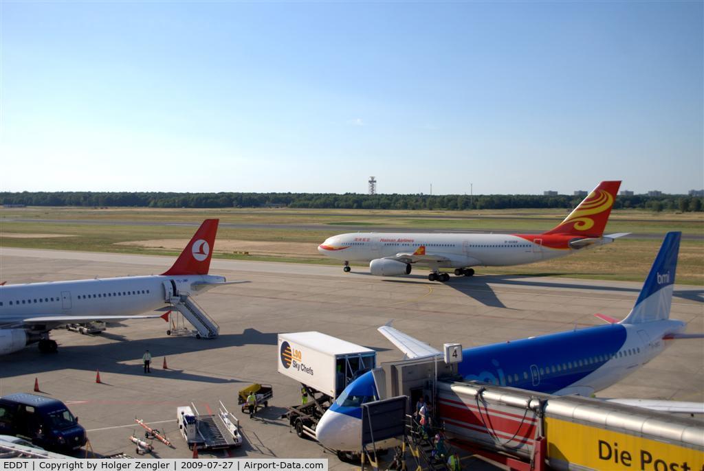 Tegel International Airport (closing in 2011), Berlin Germany (EDDT) - Arriving of a chinese friendly dragon