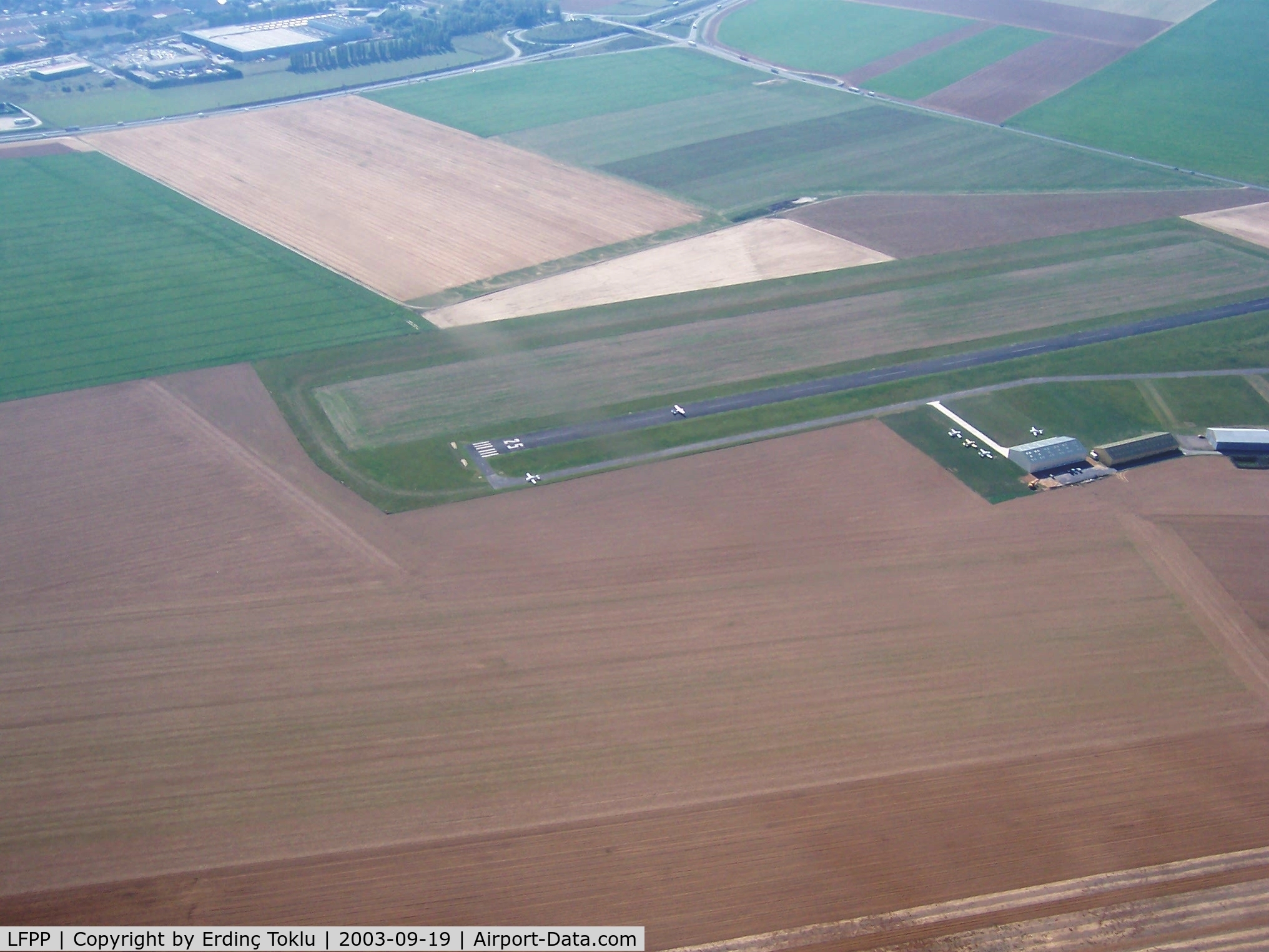 Le Plessis-Belleville Airport, Le Plessis-Belleville France (LFPP) - Plessis-Bellevile Rwy 25 seen from the north flying towards Pontoise