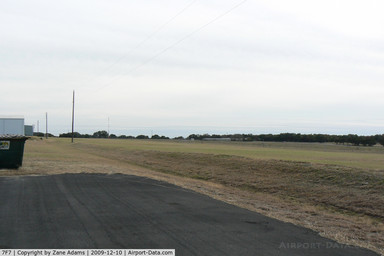 Clifton Muni/isenhower Field Airport (7F7) - Clifton Airport - parallel grass strip?