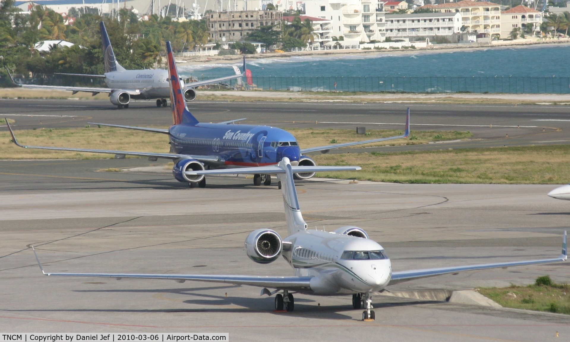 Princess Juliana International Airport, Philipsburg, Sint Maarten Netherlands Antilles (TNCM) - every ones pointing  west