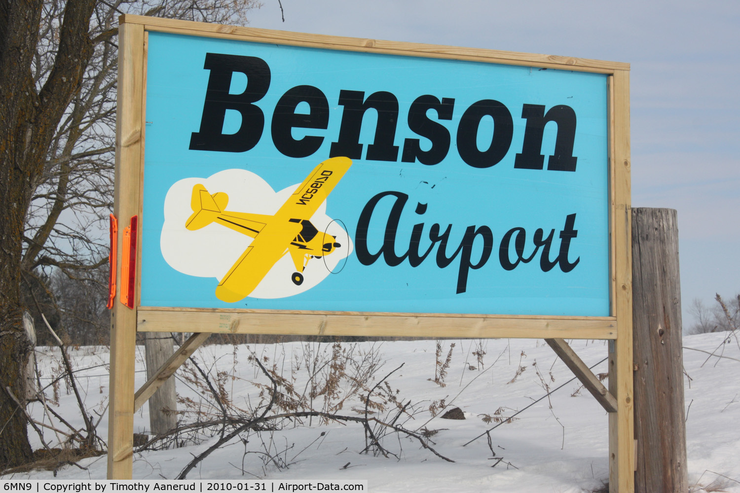 Benson Airport (6MN9) - Newer airport sign.