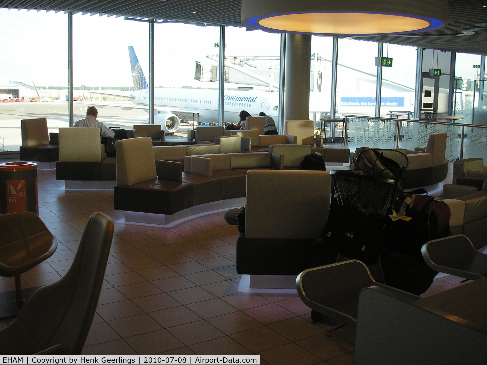 Amsterdam Schiphol Airport, Haarlemmermeer, near Amsterdam Netherlands (EHAM) - New loungeseats  at gate , Schiphol Airport 
