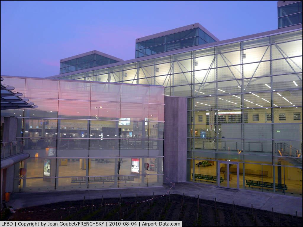 Bordeaux Airport, Merignac Airport France (LFBD) - BOD by night
hall B