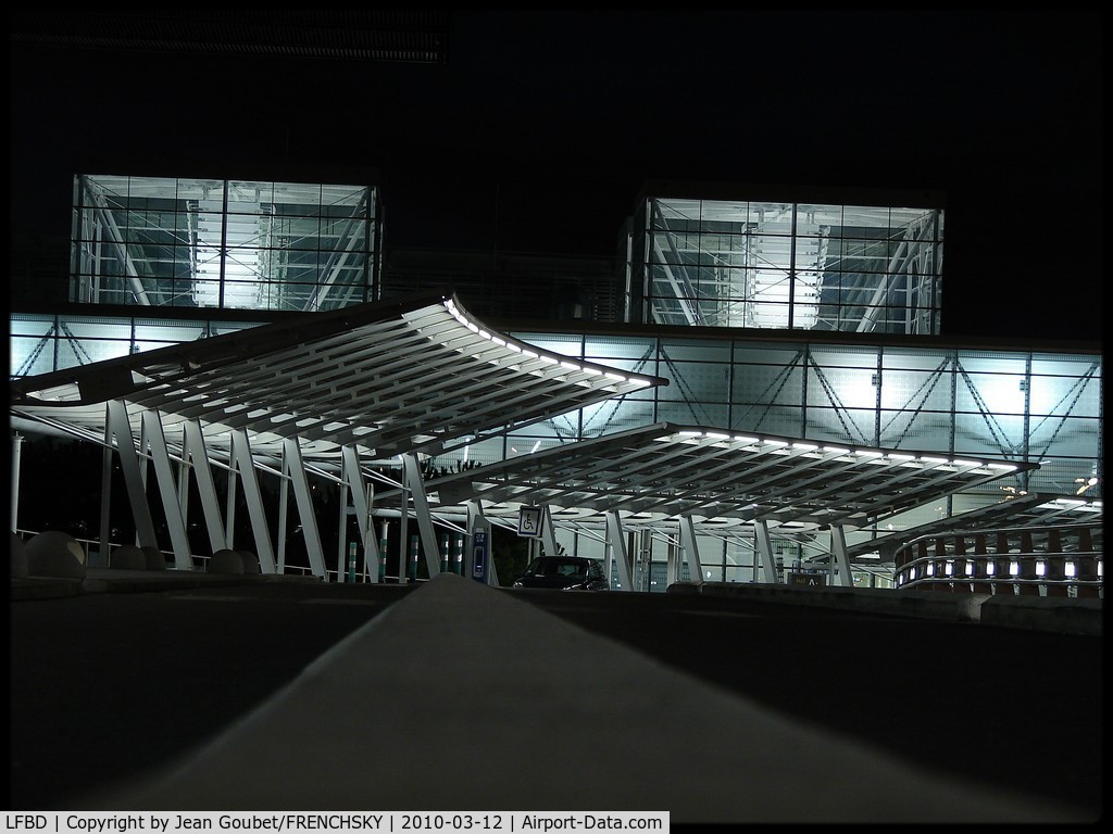 Bordeaux Airport, Merignac Airport France (LFBD) - hall a BY NIGHT