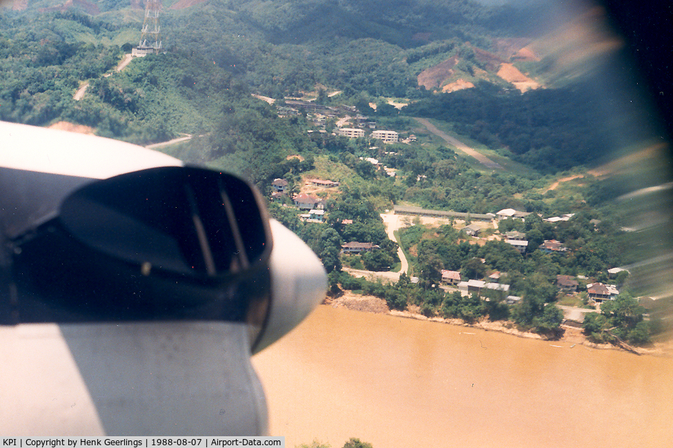 Kapit Airport, Kapit, Sarawak Malaysia (KPI) - Malaysian , Twin Otter, approach to Kapit landingsstrip , Aug '88