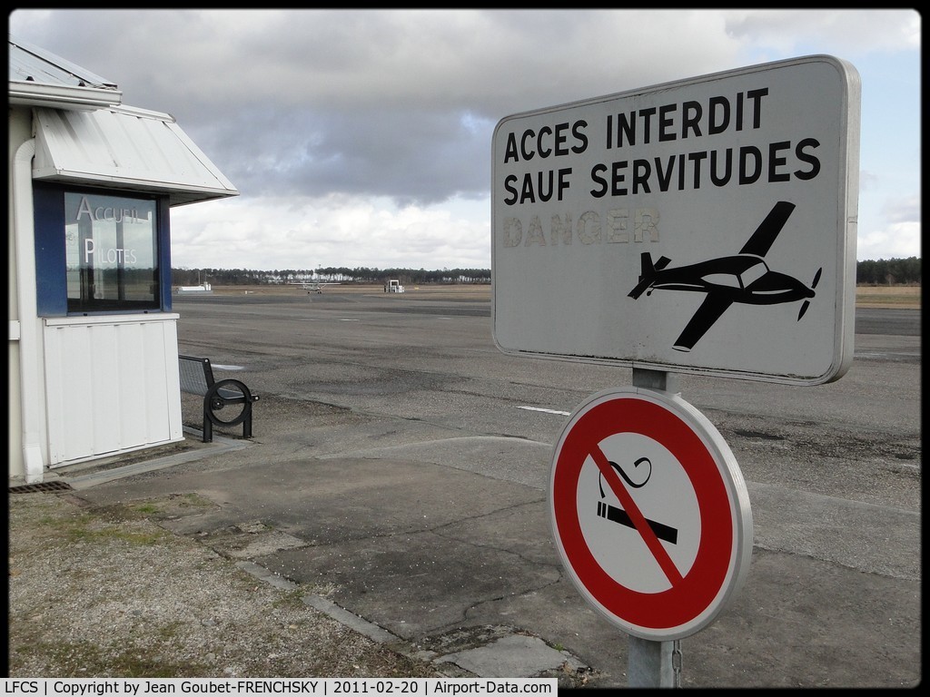 Bordeaux Leognan saucats Airport, Bordeaux France (LFCS) - bureau de piste