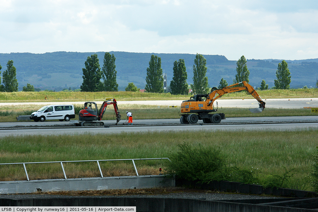 EuroAirport Basel-Mulhouse-Freiburg, Basel (Switzerland), Mulhouse (France) and Freiburg (Germany) France (LFSB) - runway 15/33 will be renewed on a length of 1500 Meters untill end of June 2011