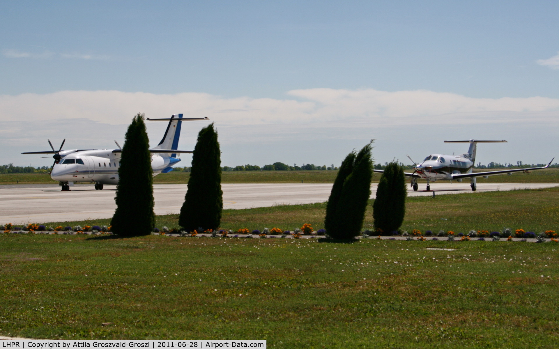 Gy?r Pér Airport, Gy?r, Pér Hungary (LHPR) - Apron