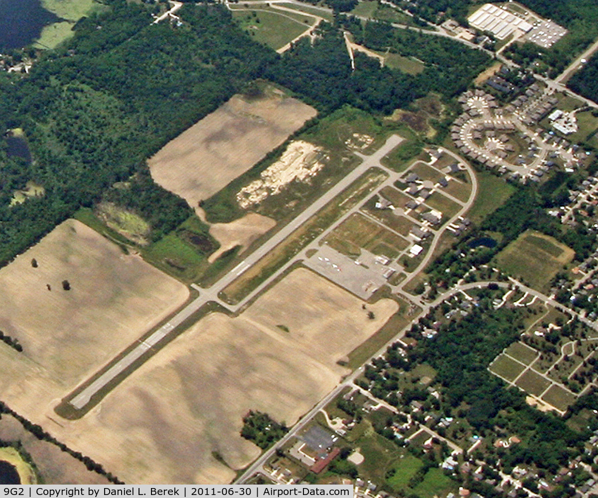Prices Airport (9G2) - While on approach to DTW, we overflew the Detroit suburb of Linden and Prices Airport.