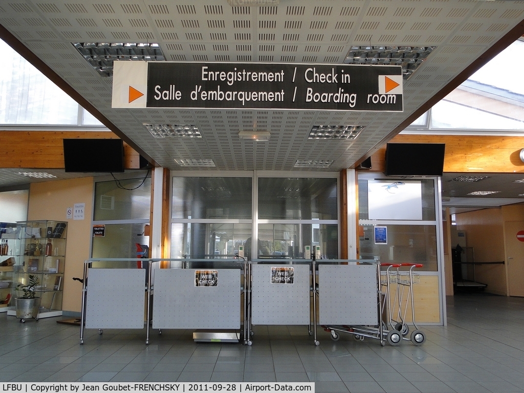 Angoulême Airport, Brie Champniers Airport France (LFBU) - airport